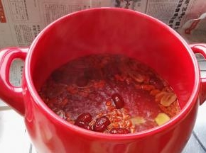 放入枸杞熬2分钟。