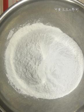 将所需要的粉类称量好，搅拌均匀