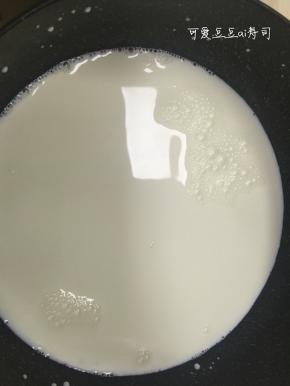 在盆中倒入牛奶，炼乳搅匀