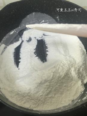 准备一些额外的糯米粉，炒熟制成糕粉；炒制微微发黄，尝起来无生粉味即可