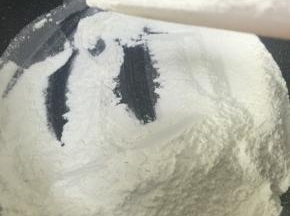 准备一些额外的糯米粉，炒熟制成糕粉；炒制微微发黄，尝起来无生粉味即可