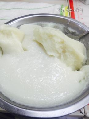 把3倒入1，搅拌均匀，过滤2遍，可以过滤掉没有化开的颗粒。
倒入碗口较大的碗中，上锅大火蒸25分钟，蒸透。