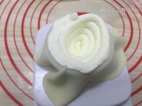 拿出雪媚娘的模具，这个是大号的，把雪媚娘皮放在模具上，挤上之前准备好的奶油（奶油加糖打发，装入裱花袋），芒果切成小块放入，再挤上一层奶油