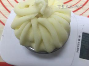 像包包子一样的把雪媚娘包起来，像这样，这个有点不太好看，多包几个就好了，皮子擀的有点大了~