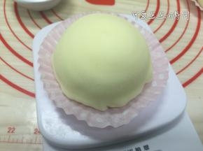 用纸托盖着翻过来，就可以啦~
做好的雪媚娘放在冰箱冷藏哟