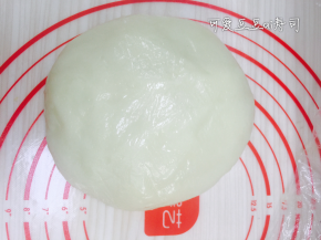 蒸好的糯米浆凝固后，趁热加入黄油，等温度降至体温时放在案板上揉匀，直至黄油被糯米面团完全吸收成光滑的面团。这一步操作必须戴手套，否则会很粘