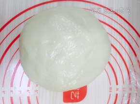 蒸好的糯米浆凝固后，趁热加入黄油，等温度降至体温时放在案板上揉匀，直至黄油被糯米面团完全吸收成光滑的面团。这一步操作必须戴手套，否则会很粘