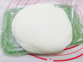 在案板上撒适量糕粉，把糯米面团分成重量相同的小剂子，蘸上糕粉，用擀面杖擀成雪媚娘皮，为了防粘，每块皮之间需要用毛刷刷一些糕粉