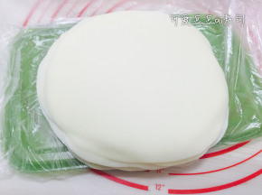 在案板上撒适量糕粉，把糯米面团分成重量相同的小剂子，蘸上糕粉，用擀面杖擀成雪媚娘皮，为了防粘，每块皮之间需要用毛刷刷一些糕粉