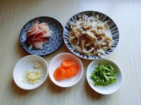 里脊肉切片，葱姜蒜去皮切碎，胡萝卜去皮切片，香菜切段。