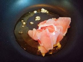 平底锅中加入食用油，加入葱姜蒜炒香，再加入切好的肉片煸炒。