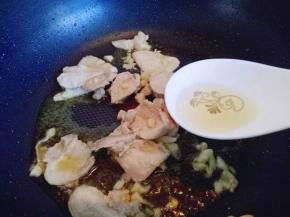 待肉片炒至发白时加入料酒。