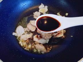 再加入生抽，煸炒。