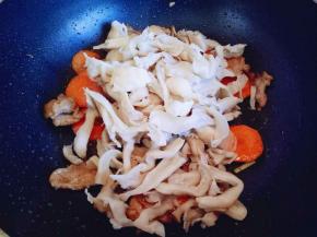 来去平菇和胡萝卜。继续翻炒。