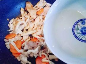 再加入适量水，这道菜要有点汤汁才好吃。快速翻炒，转小火焖炒5分钟。