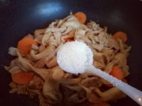 加入白砂糖。