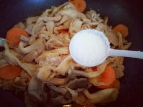 再加入盐。(依个人口味调味)翻炒均匀即可关火。