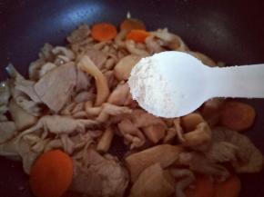 加入少许鸡粉提鲜。