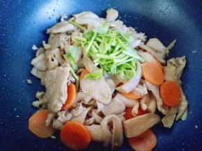 加入切好的香菜段。