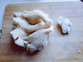 首先将平菇去根。