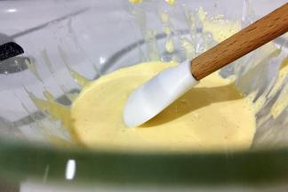 蛋黄加糖粉打发（体积变大，颜色变浅）糖粉就是白砂糖打成粉末