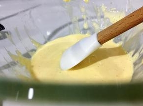 蛋黄加糖粉打发（体积变大，颜色变浅）糖粉就是白砂糖打成粉末