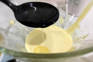 加入一勺油，搅拌均匀，使蛋黄和油完全融合。然后再加一勺油，在搅拌，不断重复。