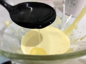 加入一勺油，搅拌均匀，使蛋黄和油完全融合。然后再加一勺油，在搅拌，不断重复。
