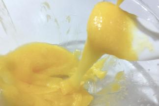 加到非常浓稠的时候加一勺柠檬汁或者白醋进去搅拌，就又会变的顺滑了。