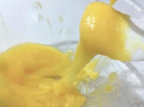 加到非常浓稠的时候加一勺柠檬汁或者白醋进去搅拌，就又会变的顺滑了。