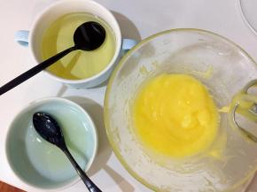 然后再不断重复加油，搅拌，加油，搅拌…浓稠加柠檬汁，搅拌，加油，搅拌…