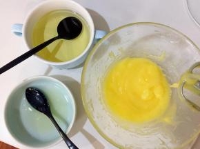 然后再不断重复加油，搅拌，加油，搅拌…浓稠加柠檬汁，搅拌，加油，搅拌…