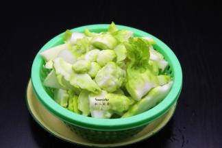 娃头菜洗净，老的部分去皮，嫩笋部分直接切笋；