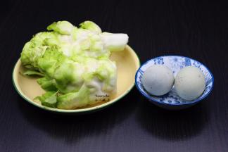 准备新鲜娃头芥菜、皮蛋；