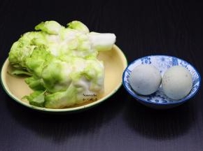 准备新鲜娃头芥菜、皮蛋；