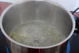 清水放入生姜丝煮沸；