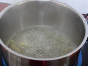 清水放入生姜丝煮沸；