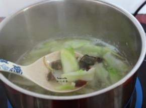 皮蛋切块，与鸡粉一起放入锅中，改为中火