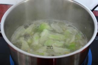 放盐，把皮蛋煮熟即可关火。