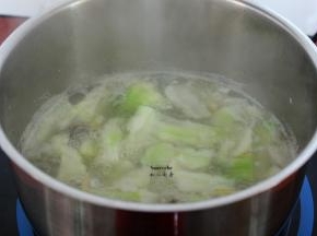 放盐，把皮蛋煮熟即可关火。