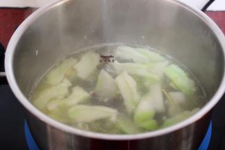 大火，放入娃头菜烫熟；