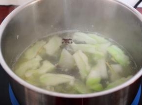 大火，放入娃头菜烫熟；