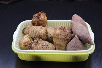 准备食材：小芋头、香葱等；PS：家里的芋头和紫色放一块，于是拍照的紫色来蹭热度。