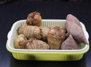 准备食材：小芋头、香葱等；PS：家里的芋头和紫色放一块，于是拍照的紫色来蹭热度。