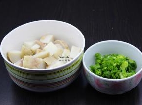 煮熟的芋头，切块、香葱洗净切碎；