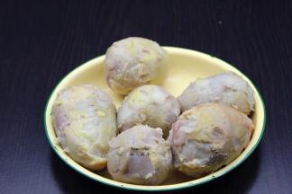 小芋头洗净煮熟，去皮；