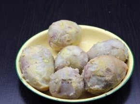 小芋头洗净煮熟，去皮；