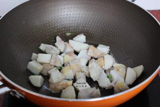 热锅倒油，把切的芋块炒香；