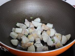 热锅倒油，把切的芋块炒香；