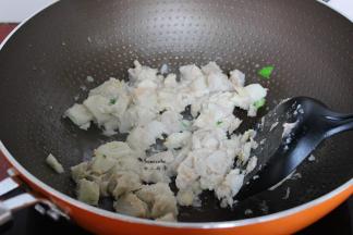 芋块一边翻炒一边压碎成泥或小块。